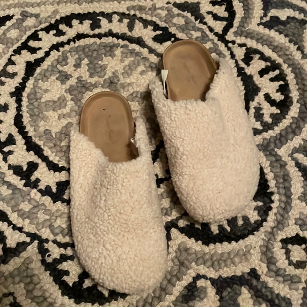 Universal threads faux fur clogs!